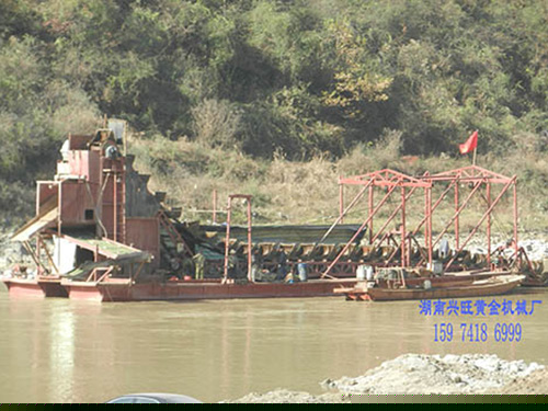 采金船-工作現(xiàn)場